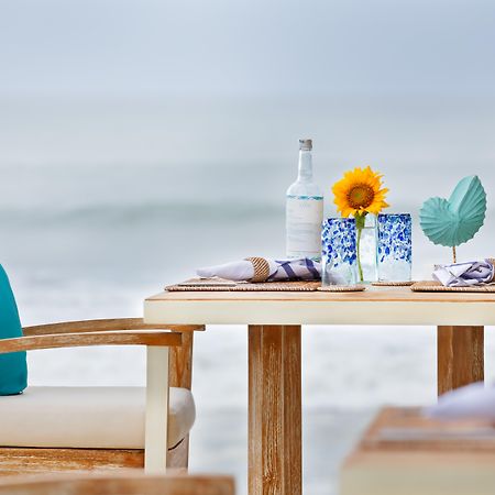 The Seminyak Beach Resort & Spa Eksteriør billede Beachfront dining at the resort