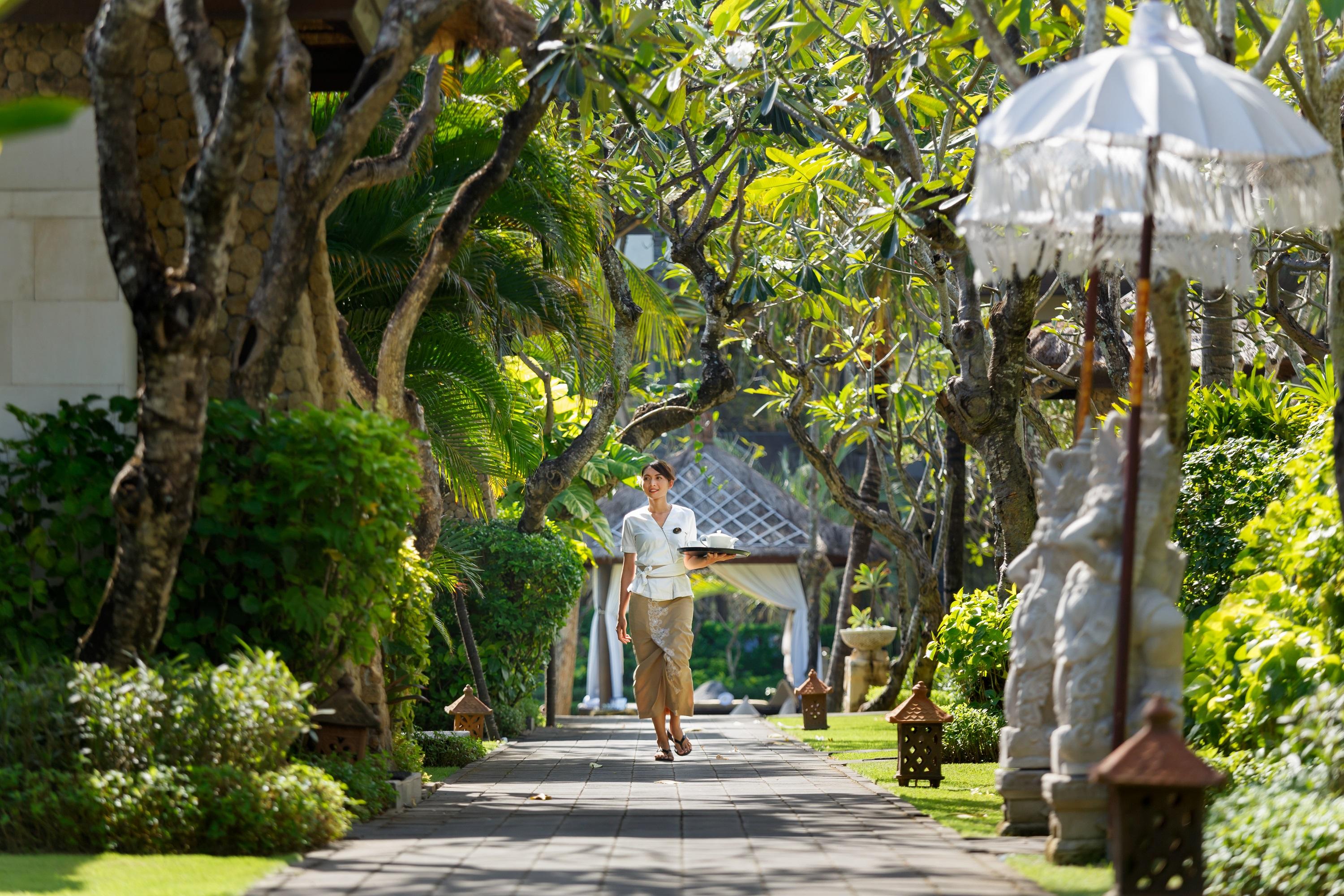 The Seminyak Beach Resort & Spa Eksteriør billede The path to the lobby