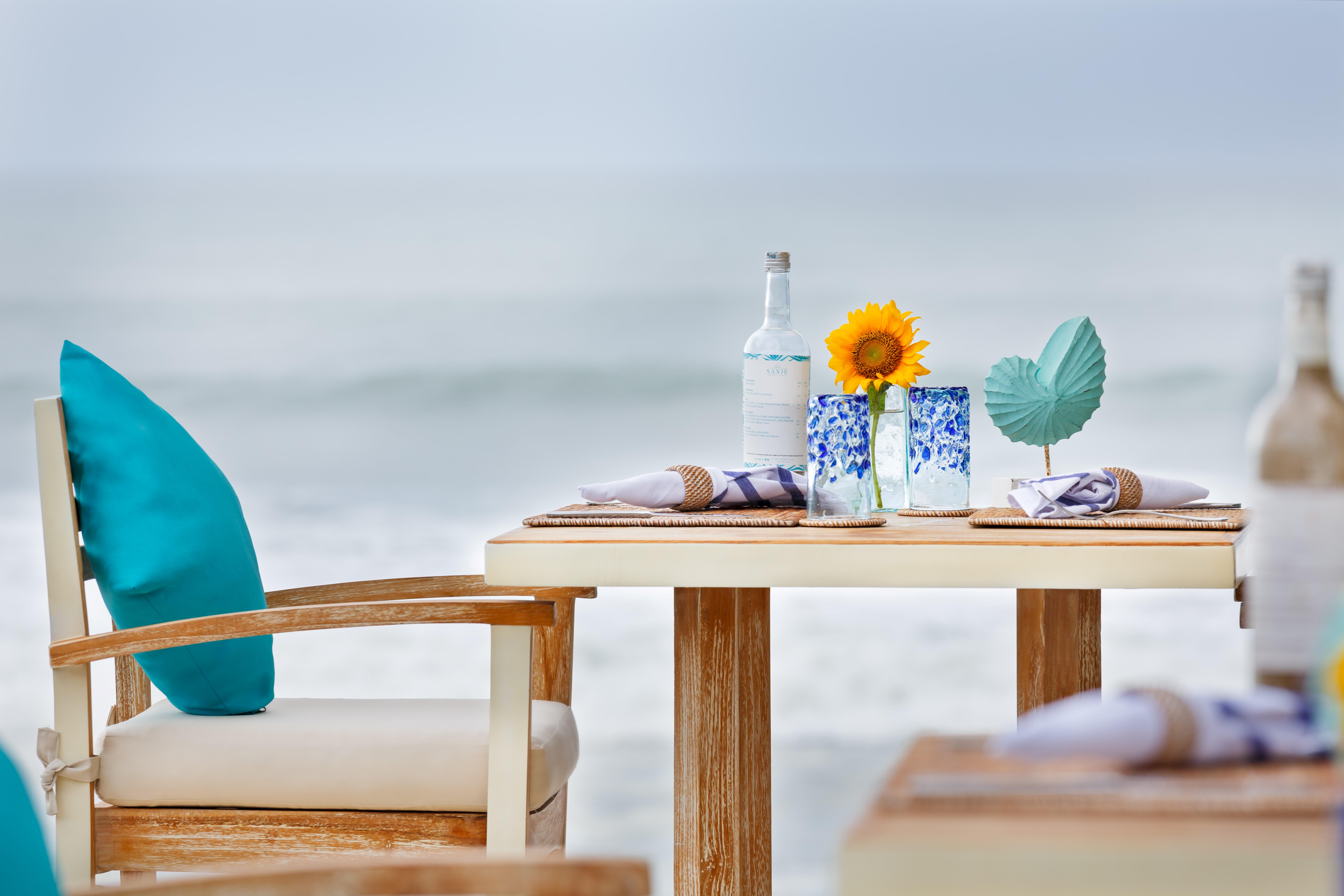 The Seminyak Beach Resort & Spa Eksteriør billede Beachfront dining at the resort