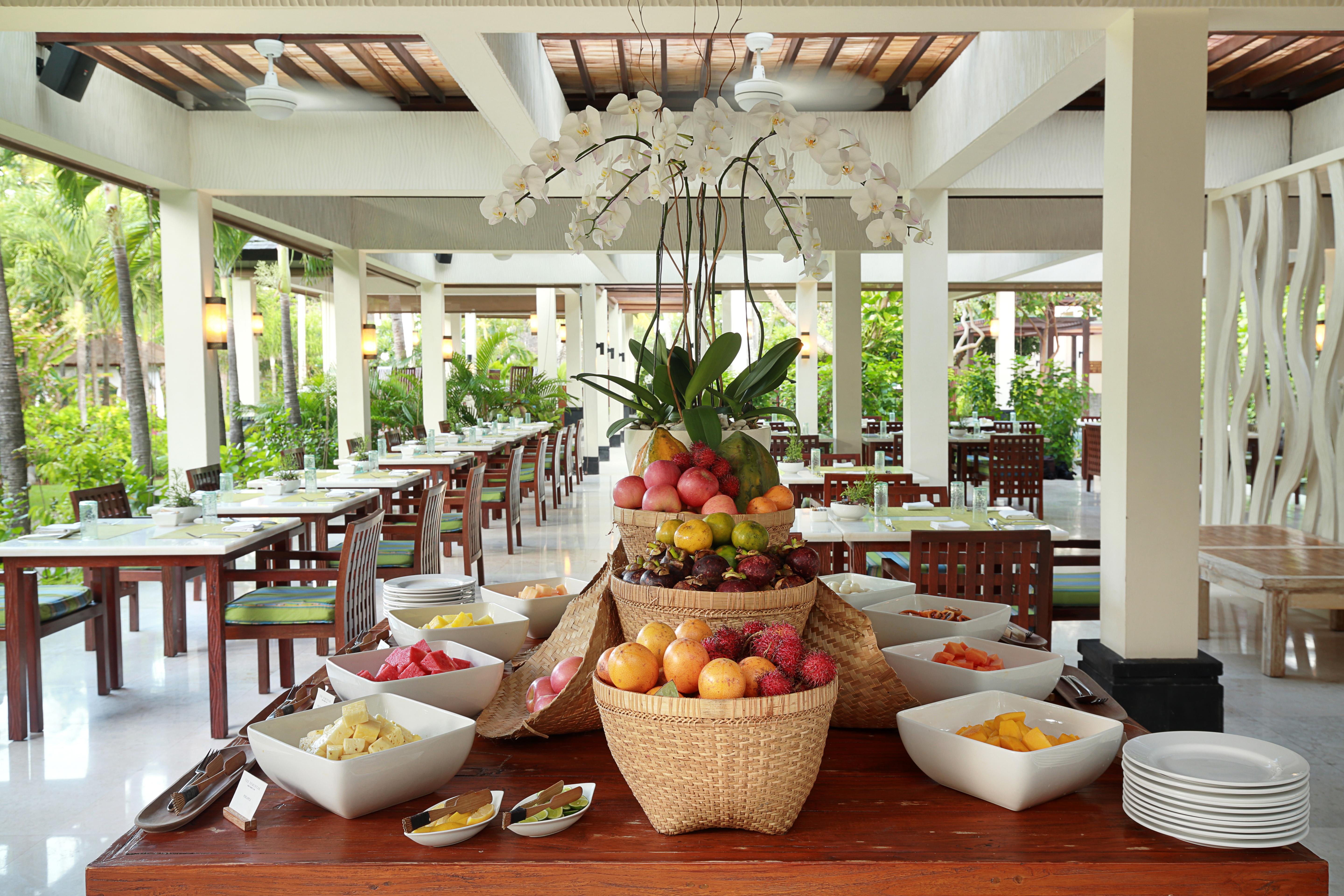 The Seminyak Beach Resort & Spa Eksteriør billede A buffet at a resort