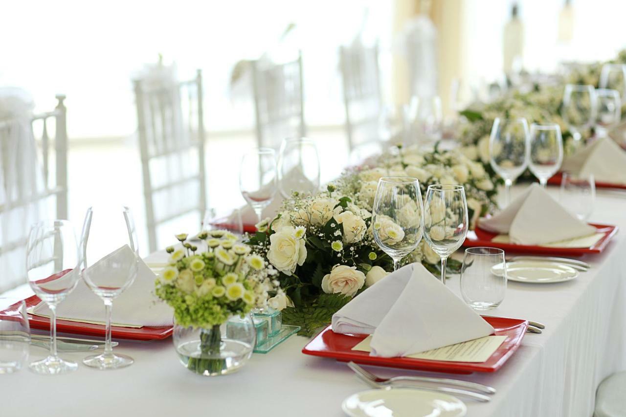 The Seminyak Beach Resort & Spa Eksteriør billede A table set for a wedding reception