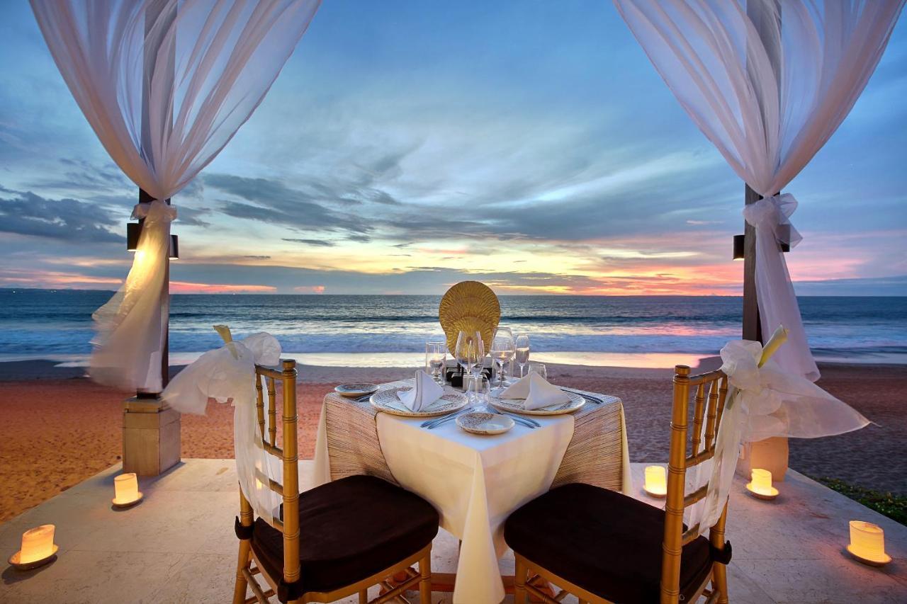 The Seminyak Beach Resort & Spa Eksteriør billede Sunset dinner at the beach