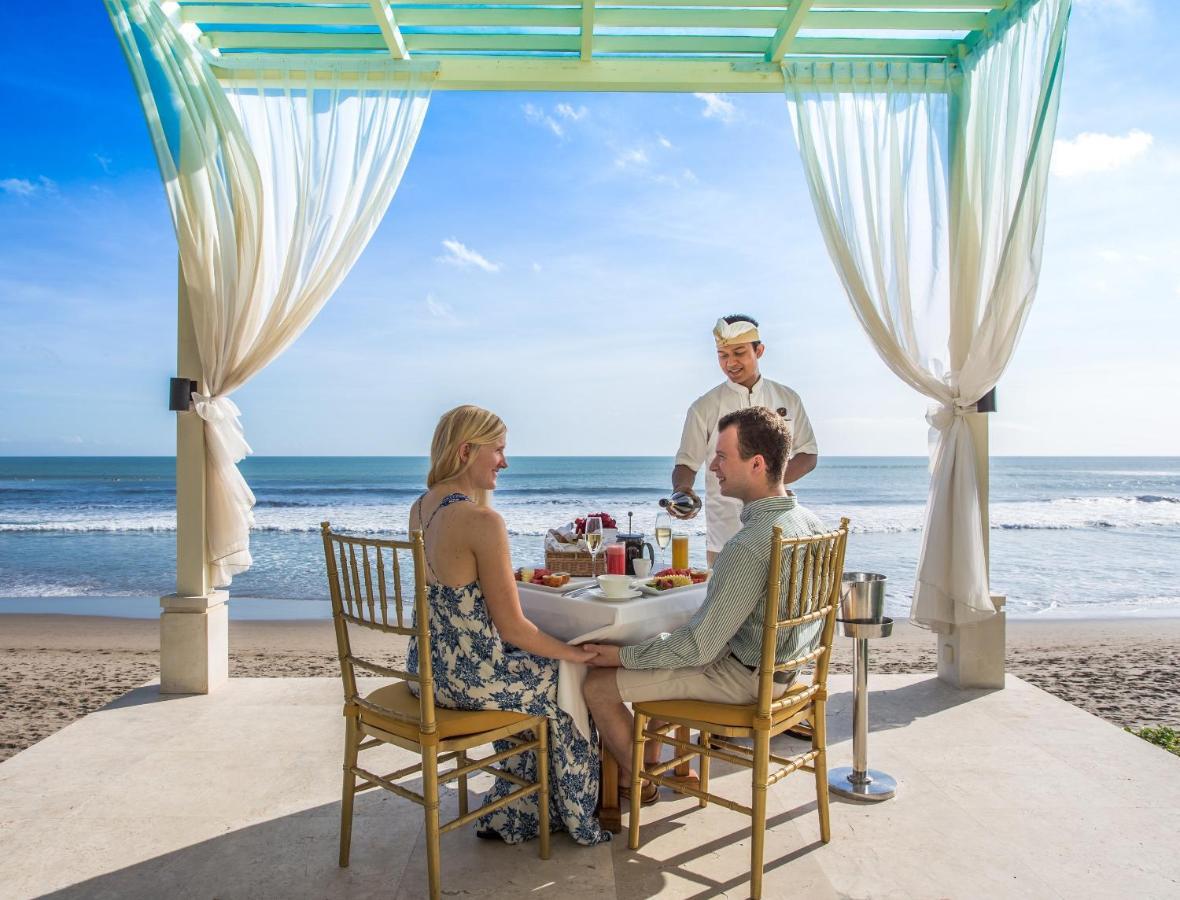The Seminyak Beach Resort & Spa Eksteriør billede A couple dining at the beach